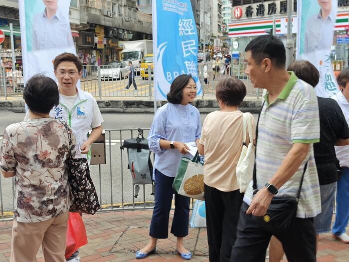 與麥美娟局長在紅磡街市開設街站