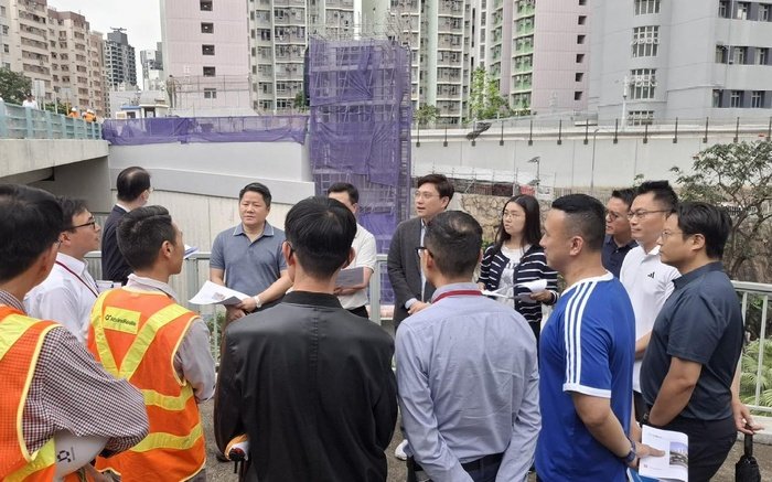 視察戴亞街升降機工程進度